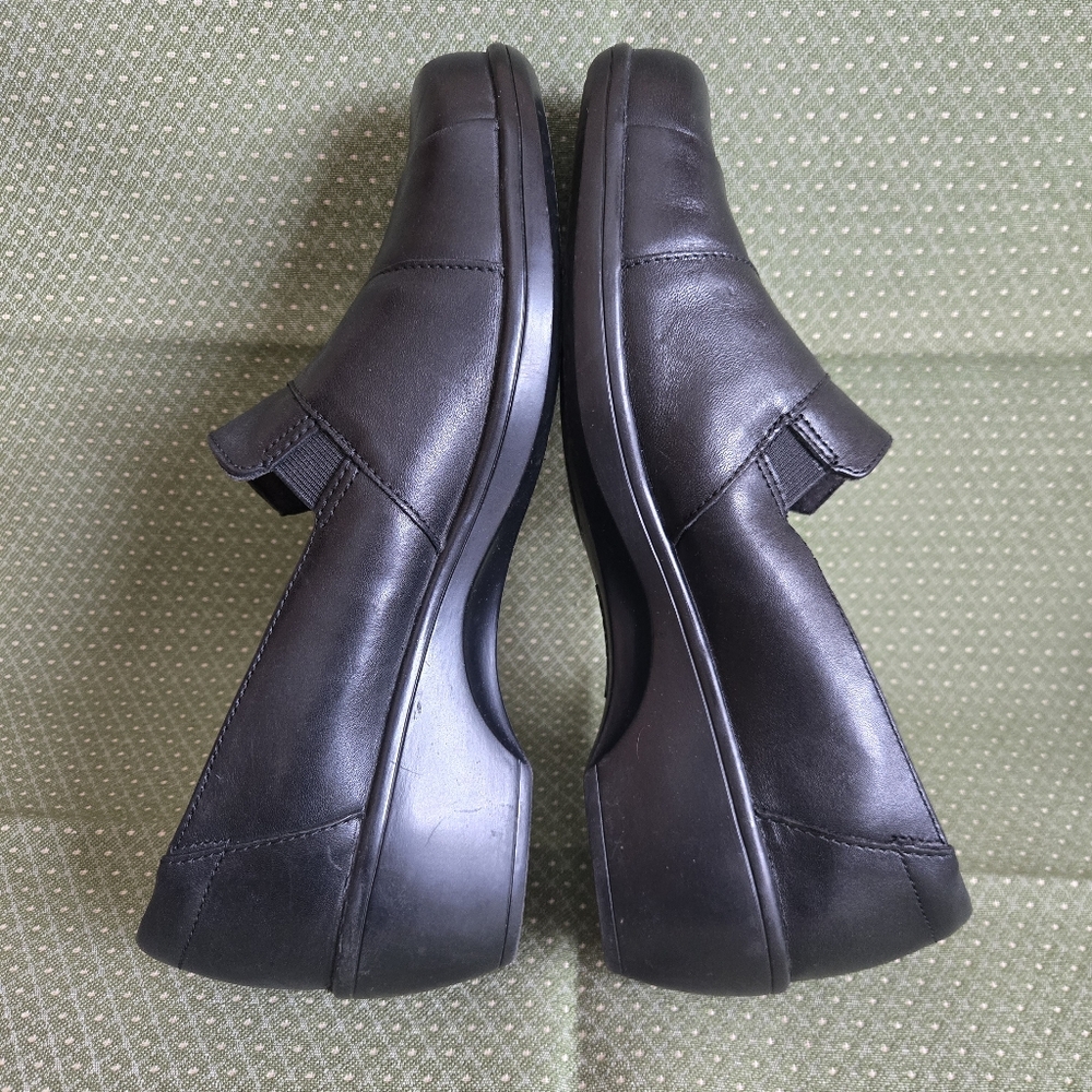 Clark's Ultimate Comfort Collection Slip On Shoes, Size 9.5